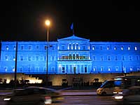 Das griechische Parlamentsgebäude in Athen, Griechenland, blau erleuchtet