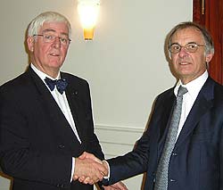 Stabwechsel an der Spitze der DDS: Prof. Dieter Grüneklee (links) gratuliert seinem Nachfolger Prof. Rüdiger Landgraf.