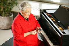 Evelyn Dalberg bei der Blutzuckermessung am Flügel