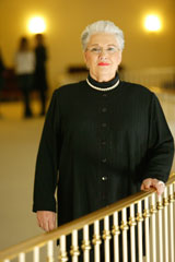 Evelyn Dalberg, Opersängerin im Ruhestand und Reisende zwischen zwei Welten