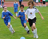 Kinder mit Diabtes beim Fußballspielen