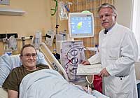 Patient Wolf-Dieter Hartmann und Professor Dr. Hermann Haller