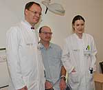 Prof. Robert Grützmann und Dr. Barbara Ludwig mit Patient