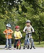 Kinder mit Fahrrädern und Roller