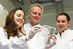 Im Labor: Larisa Labzin, Prof. Dr. Eicke Latz und Dr. Dominic De Nardo.