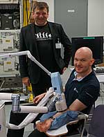 Professor Karsten König (links) hat die Haut des deutschen Astronauten Alexander Gerst Professor Karsten König (links) hat die Haut des deutschen Astronauten Alexander Gerst
