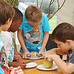 Kinder verarbeiten selbst gepflückte Äpfel Kinder verarbeiten selbst gepflückte Äpfel