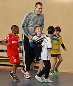 Grundschüler der St. Rochus-Schule beim Training mit dem SMS-Paten Hendrik Beyer