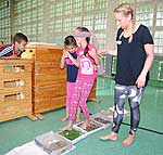 Grundschüler der St. Michael-Schule auf dem Sinnesparcours Grundschüler der St. Michael-Schule auf dem Sinnesparcours