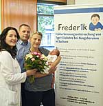 Klinikdirektorin Prof. Pauline Wimberger mit Emilias stolzen Eltern Klinikdirektorin Prof. Pauline Wimberger mit Emilias stolzen Eltern