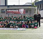 Kinder der SMS-Initiative mit den Trainerinnen und Trainern der Fußballfabrik Kinder der SMS-Initiative mit den Trainerinnen und Trainern der Fußballfabrik