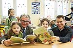 Kinder der SMS-Initiative beim Lesen des Kinderkochbuches mit Prof. Dr. Andreas Meyer-Falcke und Prof. Dr. Karsten Müssig Kinder der SMS-Initiative beim Lesen des Kinderkochbuches mit Prof. Dr. Andreas Meyer-Falcke und Prof. Dr. Karsten Müssig