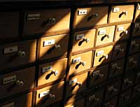 Schubladen mit Arzneimitteln in einer alten Apotheke