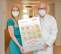 Konstant fünf Sterne: Dr. Karin Overlack, Geschäftsführerin des HDZ NRW, und Klinikdirektor Prof. Diethelm Tschöpe freuen sich über die erneute Auszeichnung