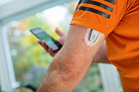 Senior mit Diabetes und Dexcom G6.