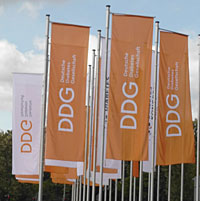 Flaggen der Deutschen Diabetesgesellschaft vor dem Kongresszentrum.