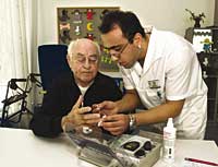 Altenpfleger misst Blutzucker