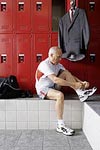 Älterer Sportler im Umkleideraum