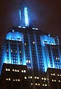 Empire State Building in New York blau beleuchtet