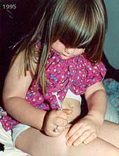 Lisa mit drei Jahren beim Spritzen