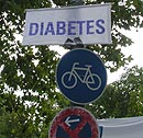 Diabetes-Schild am Versorgungspunkt für Läufer mit Diabetes
